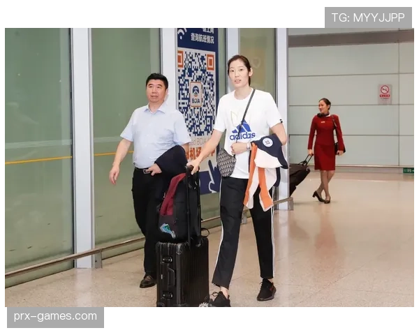 朱婷机场随手拎的那个小包，价格瞬间让我怀疑人生